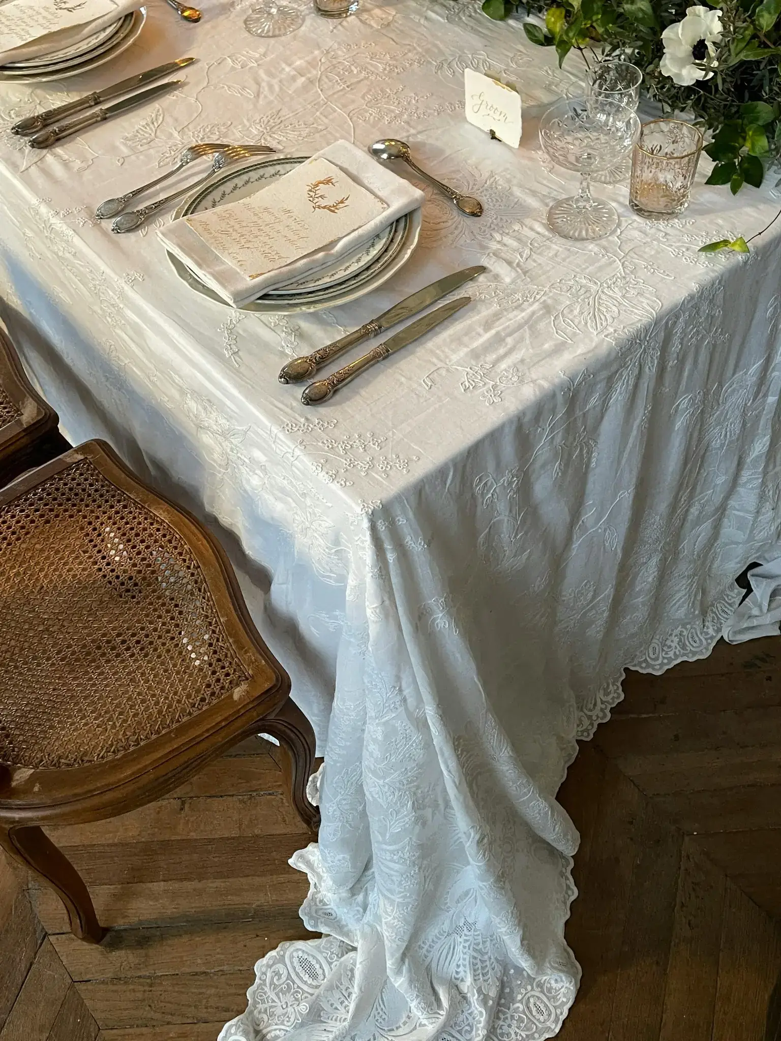 Table de mariage bohème chic dressée par un traiteur dans le Luberon